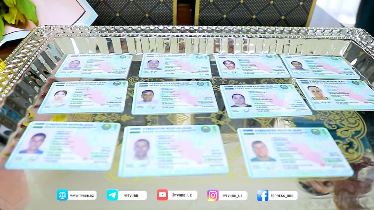 Группе лиц без гражданства, проживающих в Ташкентской области, торжественно вручили ID-карты