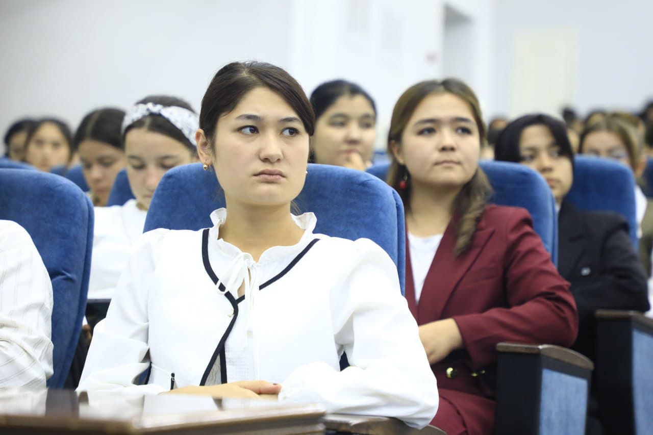 По инициативе рабочей группы МВД в Андижанском государственном университете состоялся круглый стол с участием студенток на тему "Причины правонарушений среди женщин и несовершеннолетних молодых людей и пути их устранения"