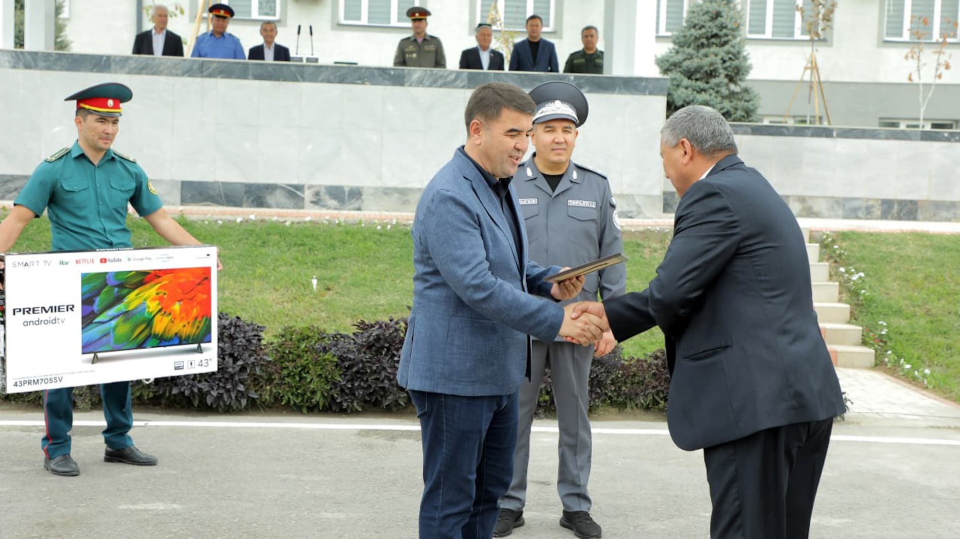 Ўқитувчи ва мураббийлар байрами арафасида ички ишлар тизими ходимларига муносиб туҳфа — Наманганда ички ишлар органларига замонавий маъмурий ва ўқув биноси ҳамда хизмат машиналари топширилди