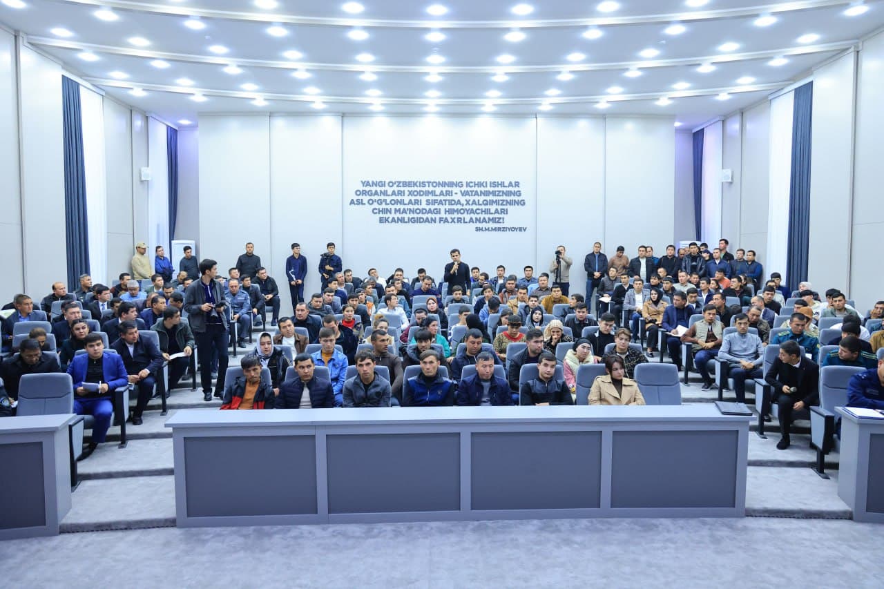 В Наманганской области состоялась встреча хокима и руководителей правоохранительных органов с молодежью