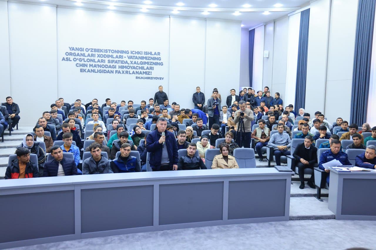 В Наманганской области состоялась встреча хокима и руководителей правоохранительных органов с молодежью