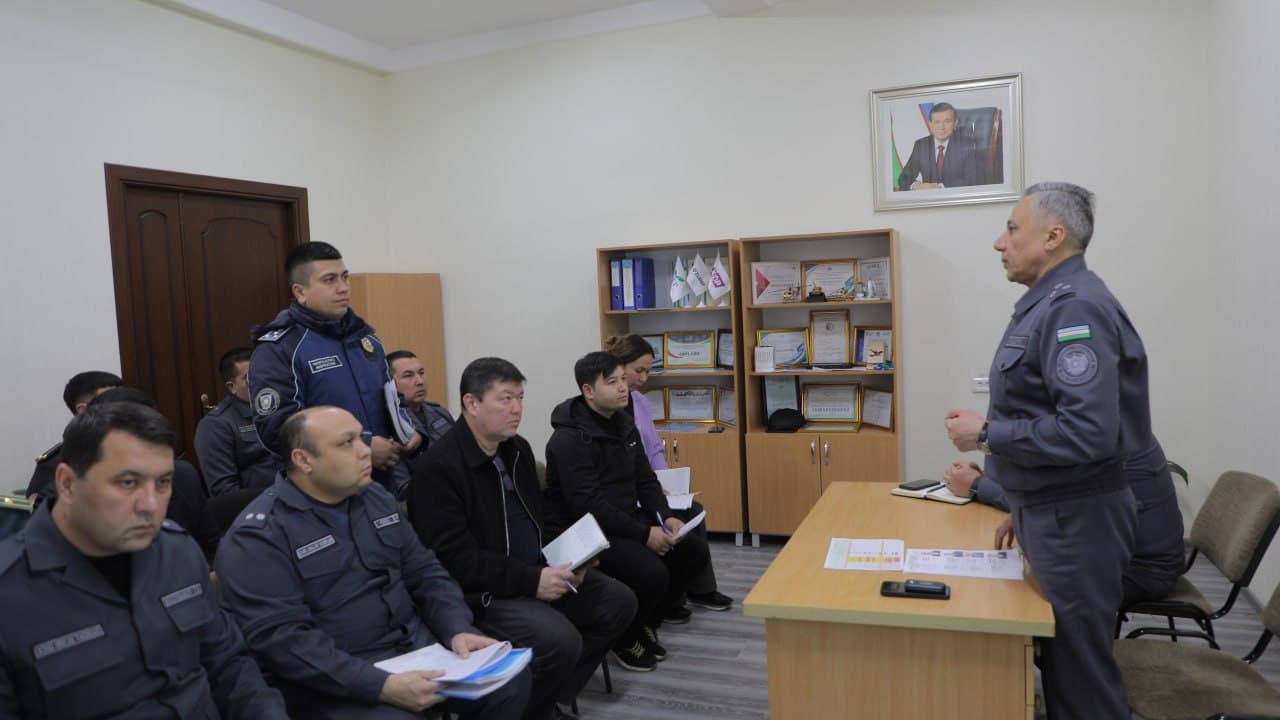 Начальник Академии МВД ознакомился с криминогенной обстановкой в махаллях Икбол, Хамза и Кимёгар города Чирчика