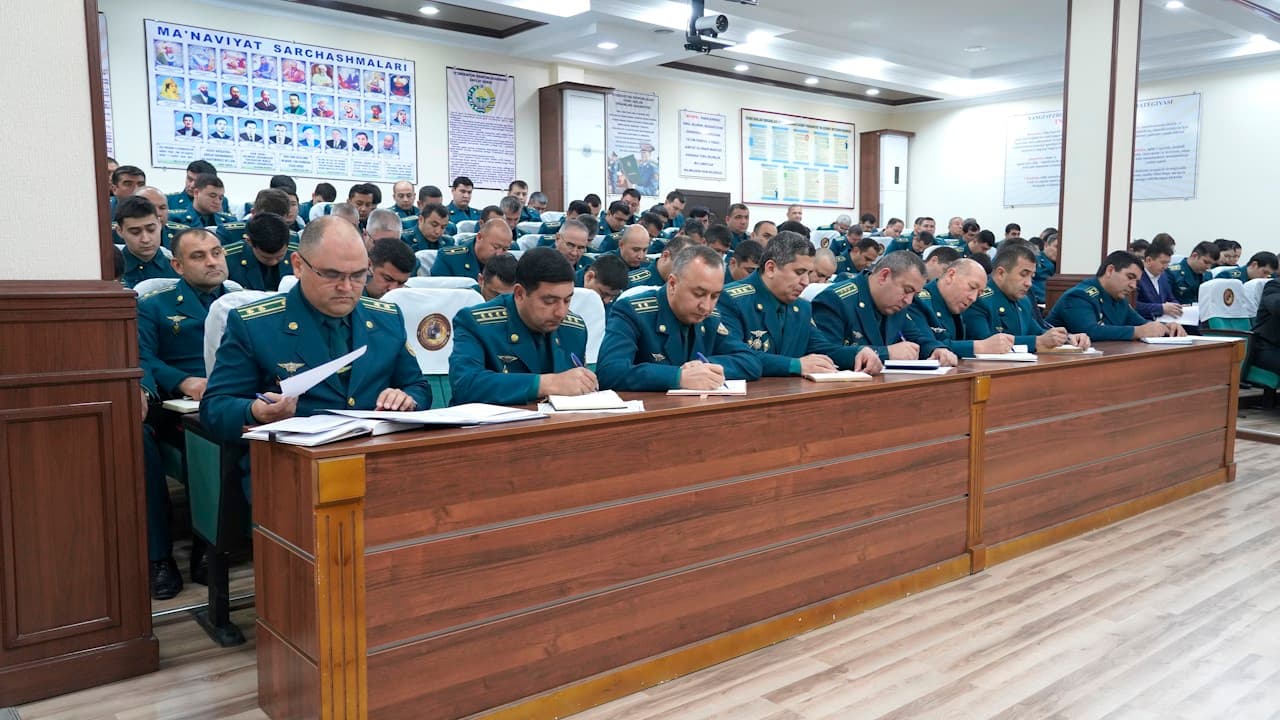 Навоий вилояти ИИБда Ички ишлар вазири ўринбосари раҳбарлигида танқидий-таҳлилий йиғилиш ўтказилди