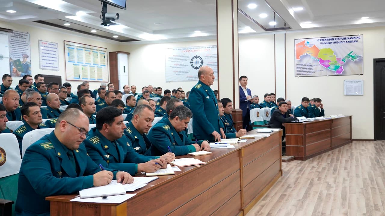 Навоий вилояти ИИБда Ички ишлар вазири ўринбосари раҳбарлигида танқидий-таҳлилий йиғилиш ўтказилди