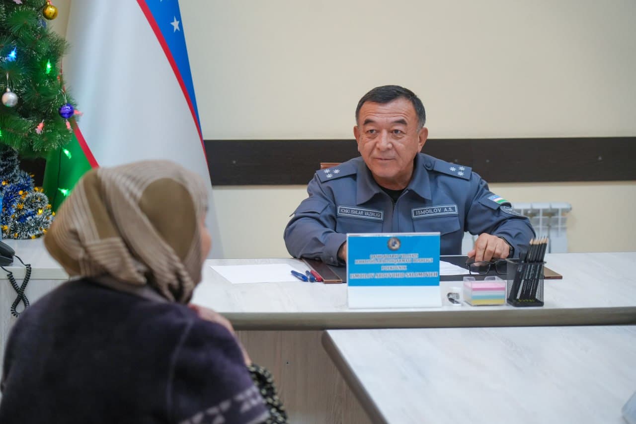 Qashqadaryo viloyati IIB boshligʻi polkovnik Abduvoxid Ismoilov boshqarma jismoniy va yuridik shaxslarni qabul qilish xonasida fuqarolarni murojaatlari boʻyicha qabul oʻtkazdi