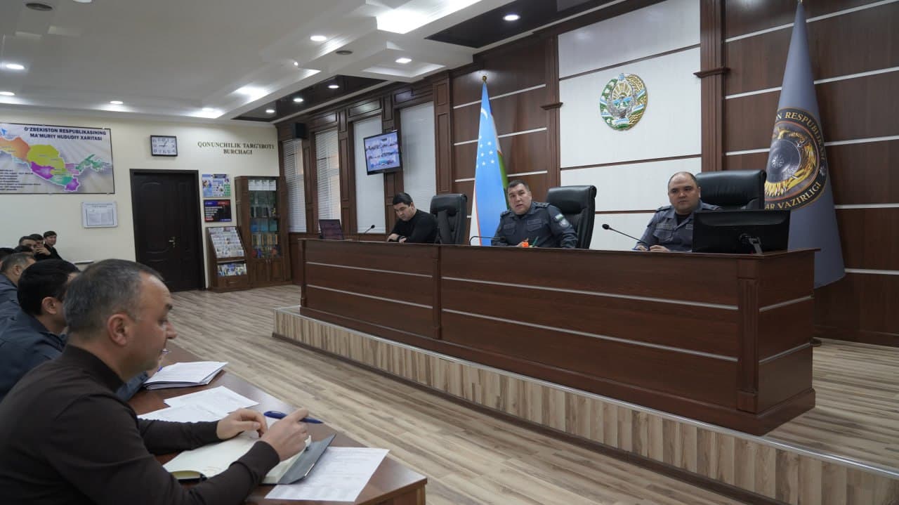 Навоий вилояти ИИБ бошлиғи раислигида ҳудудларда криминоген вазиятни яхшилашга қаратилган йиғилиш ўтказилди