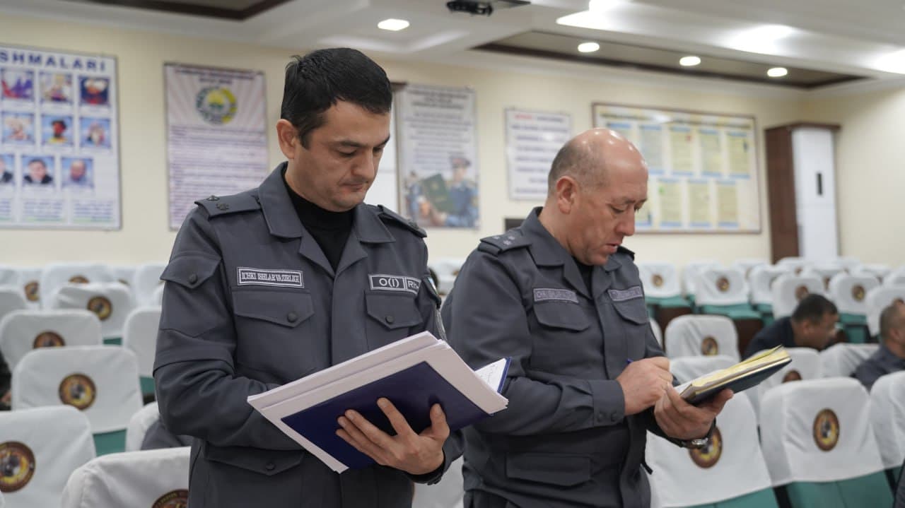 Навоий вилояти ИИБ бошлиғи раислигида ҳудудларда криминоген вазиятни яхшилашга қаратилган йиғилиш ўтказилди