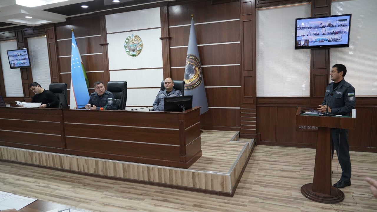 Навоий вилояти ИИБ бошлиғи раислигида ҳудудларда криминоген вазиятни яхшилашга қаратилган йиғилиш ўтказилди