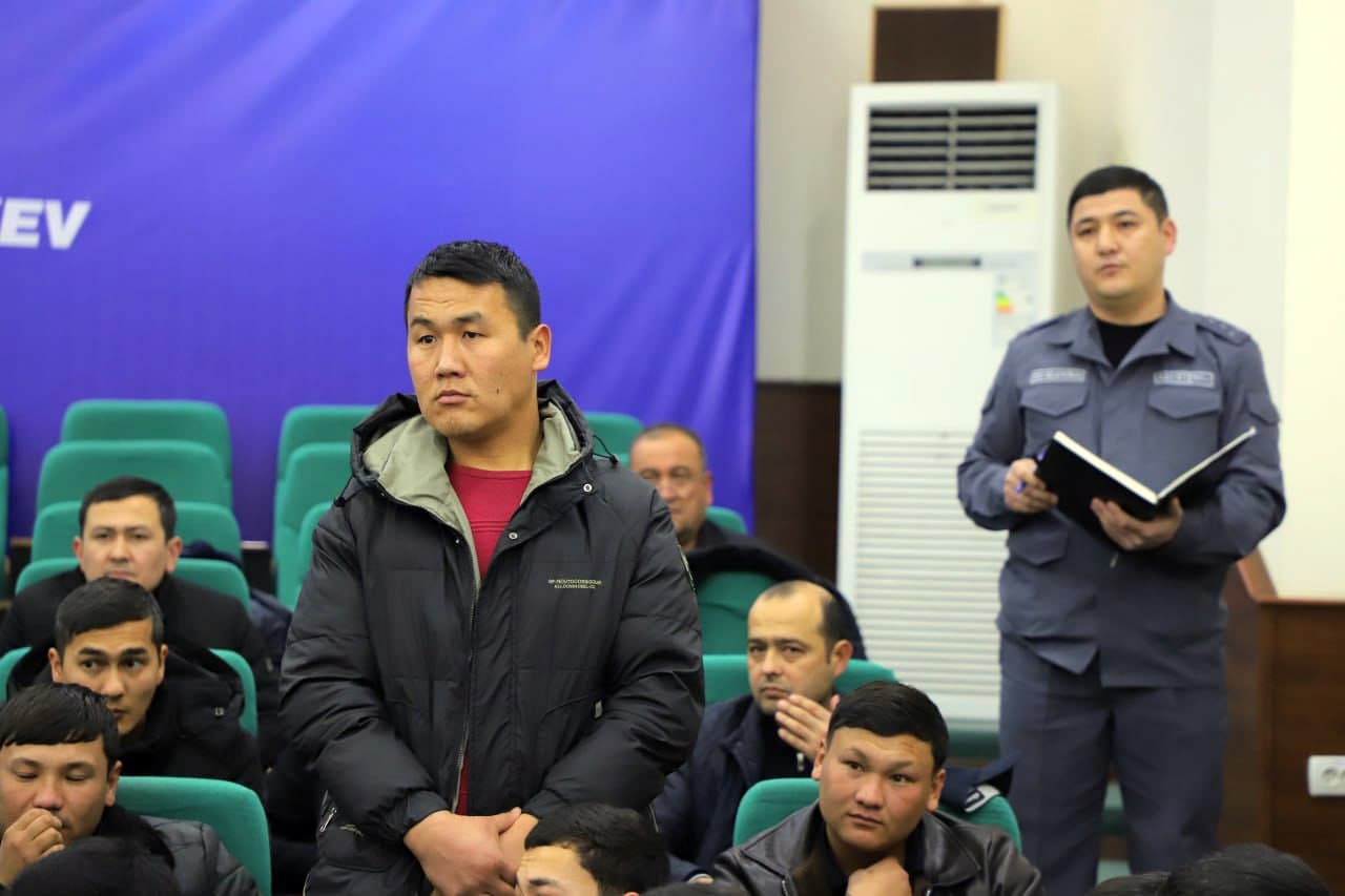 Сирдарё вилояти Ички ишлар бошқармаси раҳбарияти Сардобада ёшлар билан очиқ мулоқот ўтказди