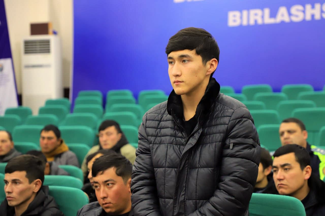 Сирдарё вилояти Ички ишлар бошқармаси раҳбарияти Сардобада ёшлар билан очиқ мулоқот ўтказди