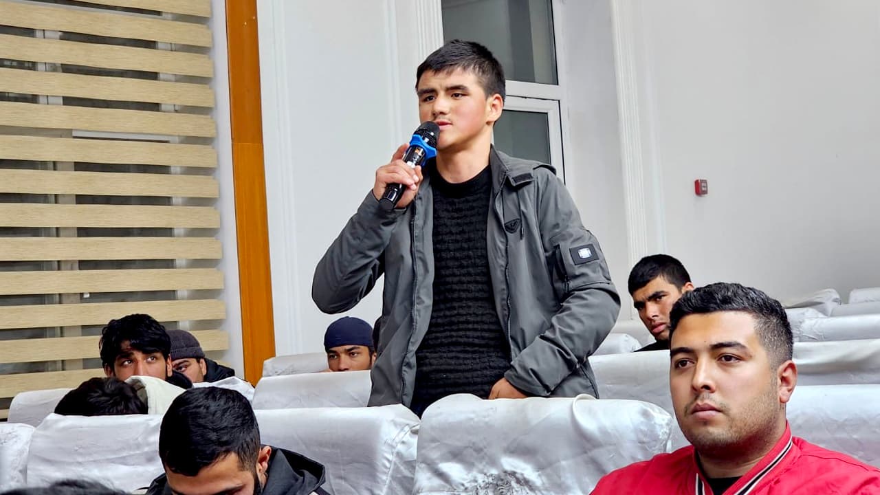 Surxondaryo viloyati IIB rahbariyati tashabbusi bilan Denovda uyushmagan yoshlar bilan uchrashuv boʻlib oʻtdi