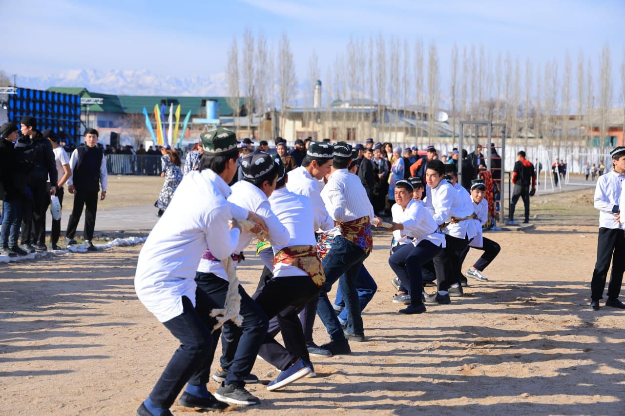 В Касансайском районе Наманганской области прошел молодежный фестиваль "Мы против наркотиков!", а также открытый диалог с участием руководителей области