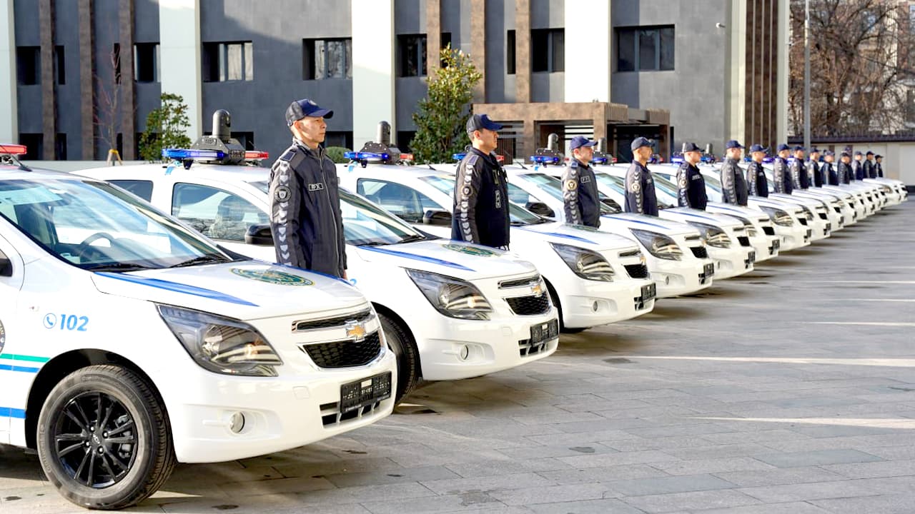 Сотрудникам Департамента по обеспечению безопасности на объектах транспорта и туризма при МВД в торжественной обстановке вручили новые служебные автомобили