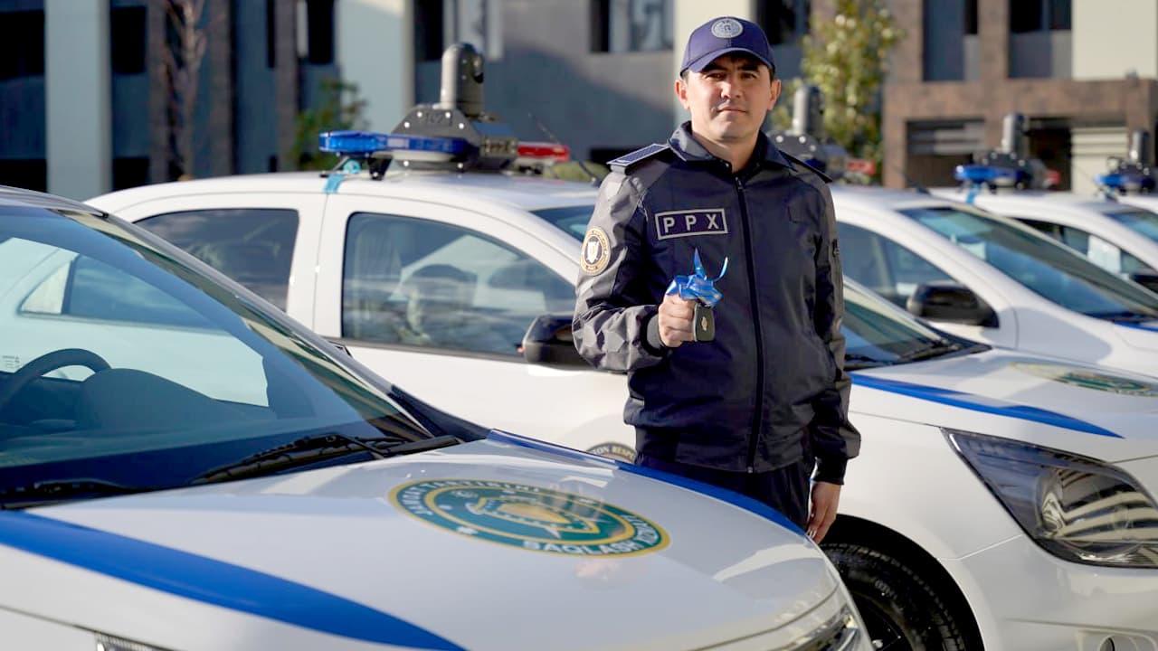 Сотрудникам Департамента по обеспечению безопасности на объектах транспорта и туризма при МВД в торжественной обстановке вручили новые служебные автомобили