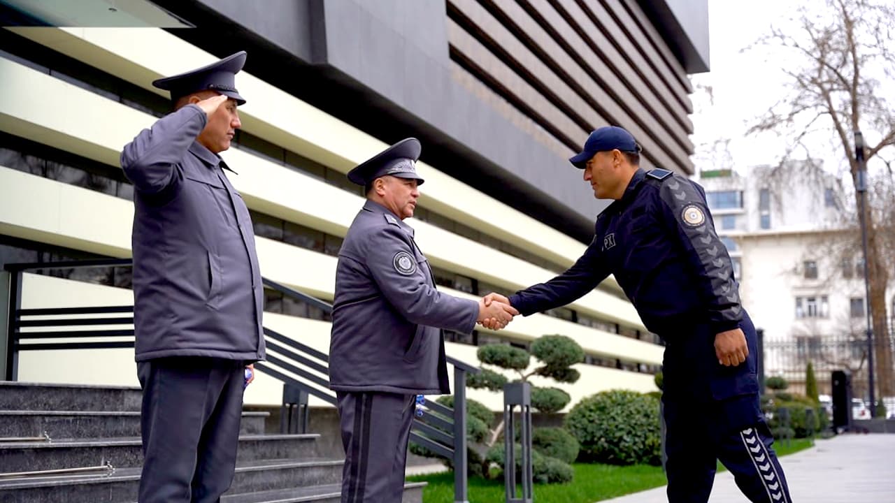 Сотрудникам Департамента по обеспечению безопасности на объектах транспорта и туризма при МВД в торжественной обстановке вручили новые служебные автомобили