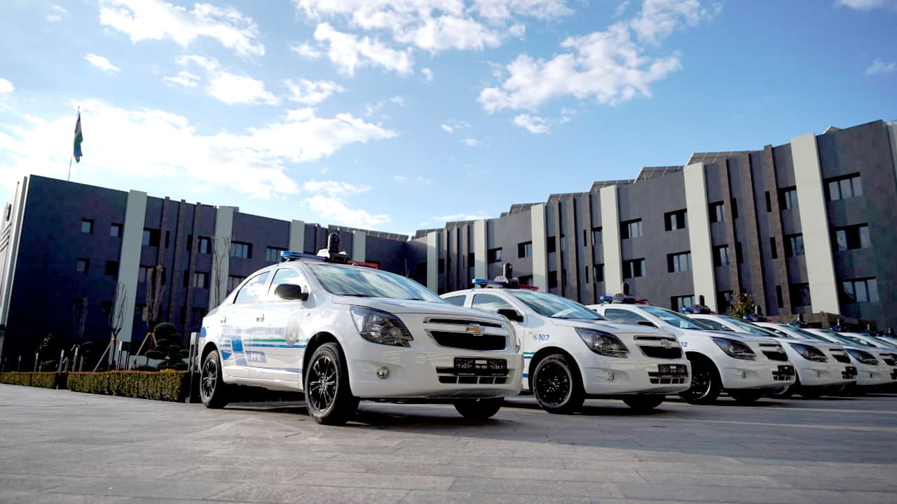 Сотрудникам Департамента по обеспечению безопасности на объектах транспорта и туризма при МВД в торжественной обстановке вручили новые служебные автомобили