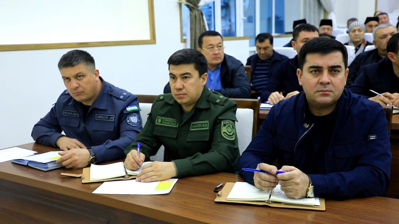 Jizzax shahrida viloyat IIB rahbariyati tomonidan jamoat xavfsizligini taʼminlash va jinoyatchilikni barvaqt oldini olish masalalariga bagʻishlangan yigʻilish oʻtkazildi