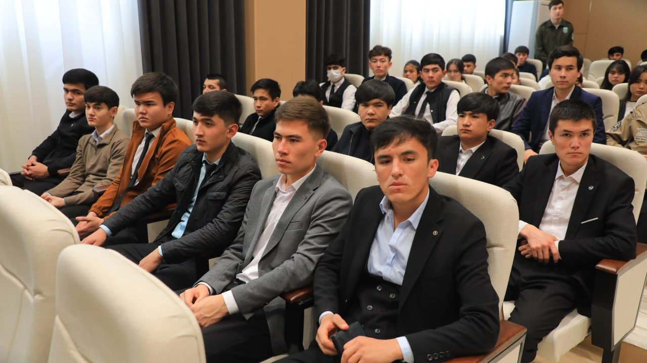 Жиззахда “Генерал ва ёшлар” учрашуви: талабалар билан очиқ мулоқот ўтказилди