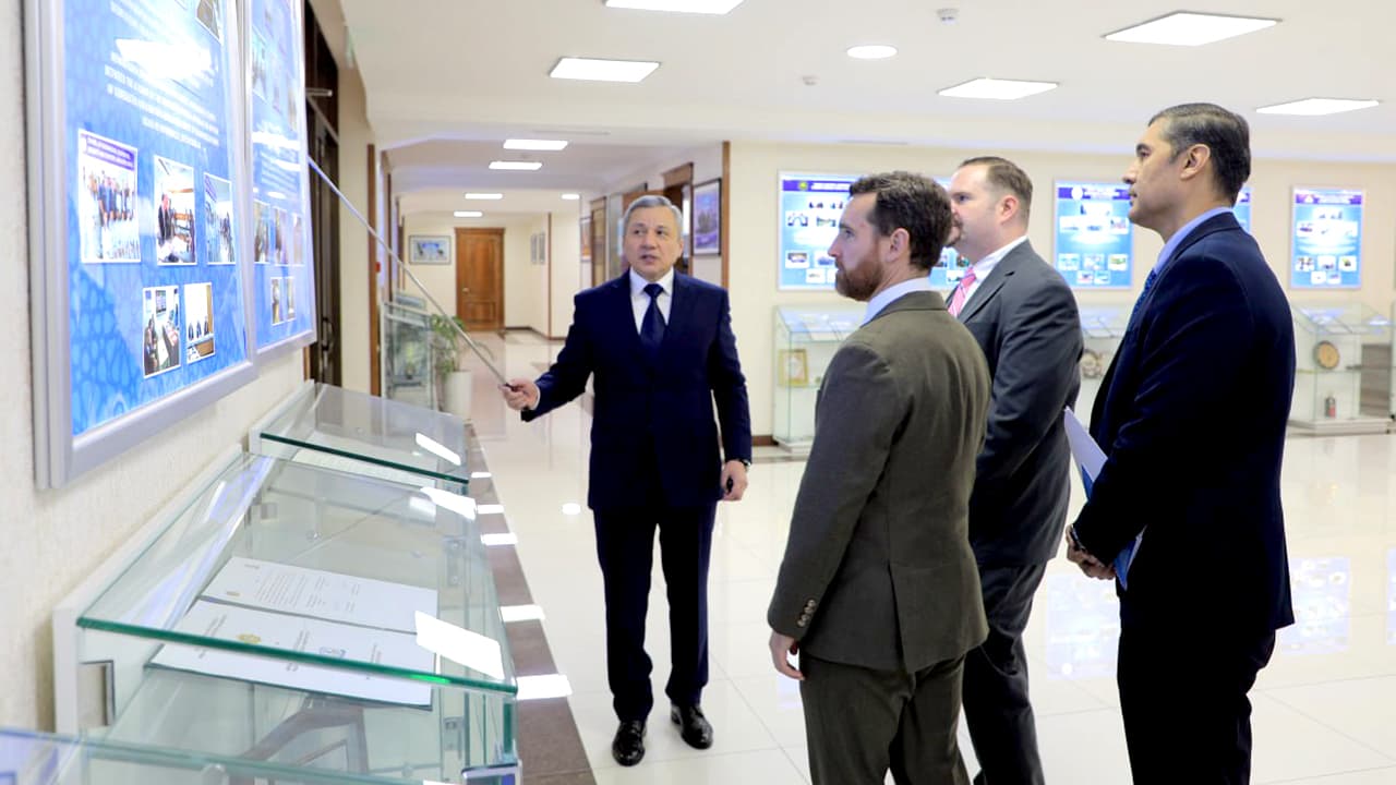 AQSH Federal tergov byurosi vakili Robert Uolker mamlakatimizga safari chogʻida Ichki ishlar vazirligi Akademiyasida boʻldi