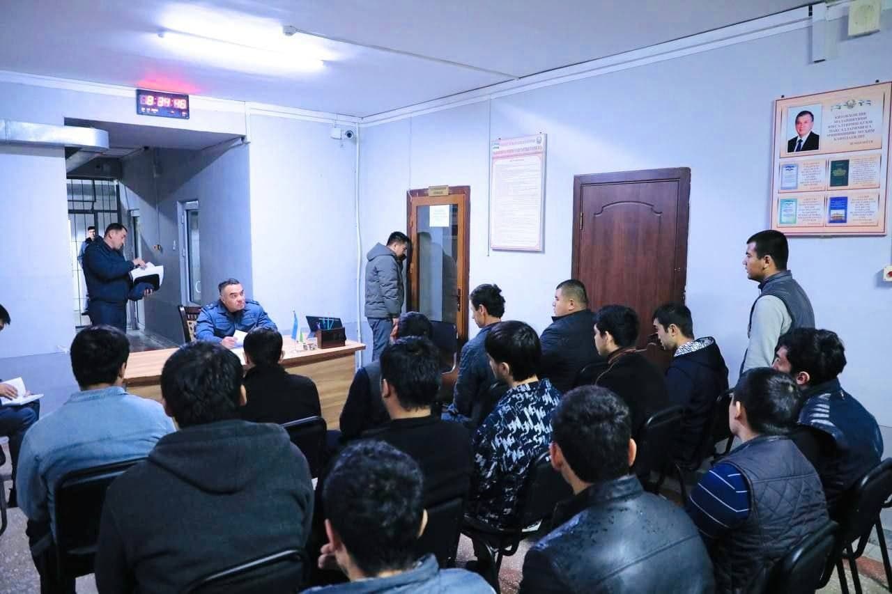 Andijon viloyati IIB boshligʻi “Yoshlar kuni” doirasida maʼmuriy huquqbuzarlik sodir etgan yoshlar bilan uchrashib, ularning muammolarini tingladi