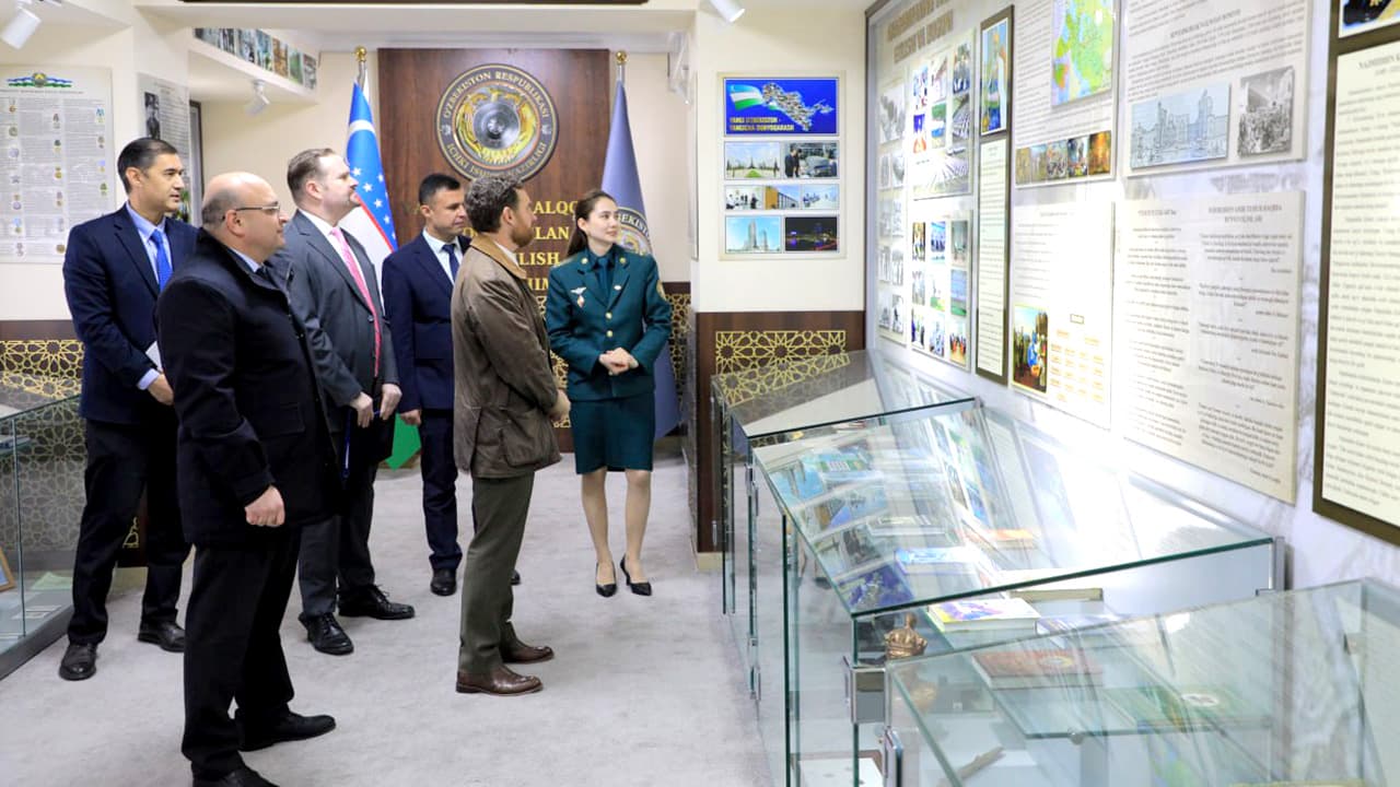 AQSH Federal tergov byurosi vakili Robert Uolker mamlakatimizga safari chogʻida Ichki ishlar vazirligi Akademiyasida boʻldi