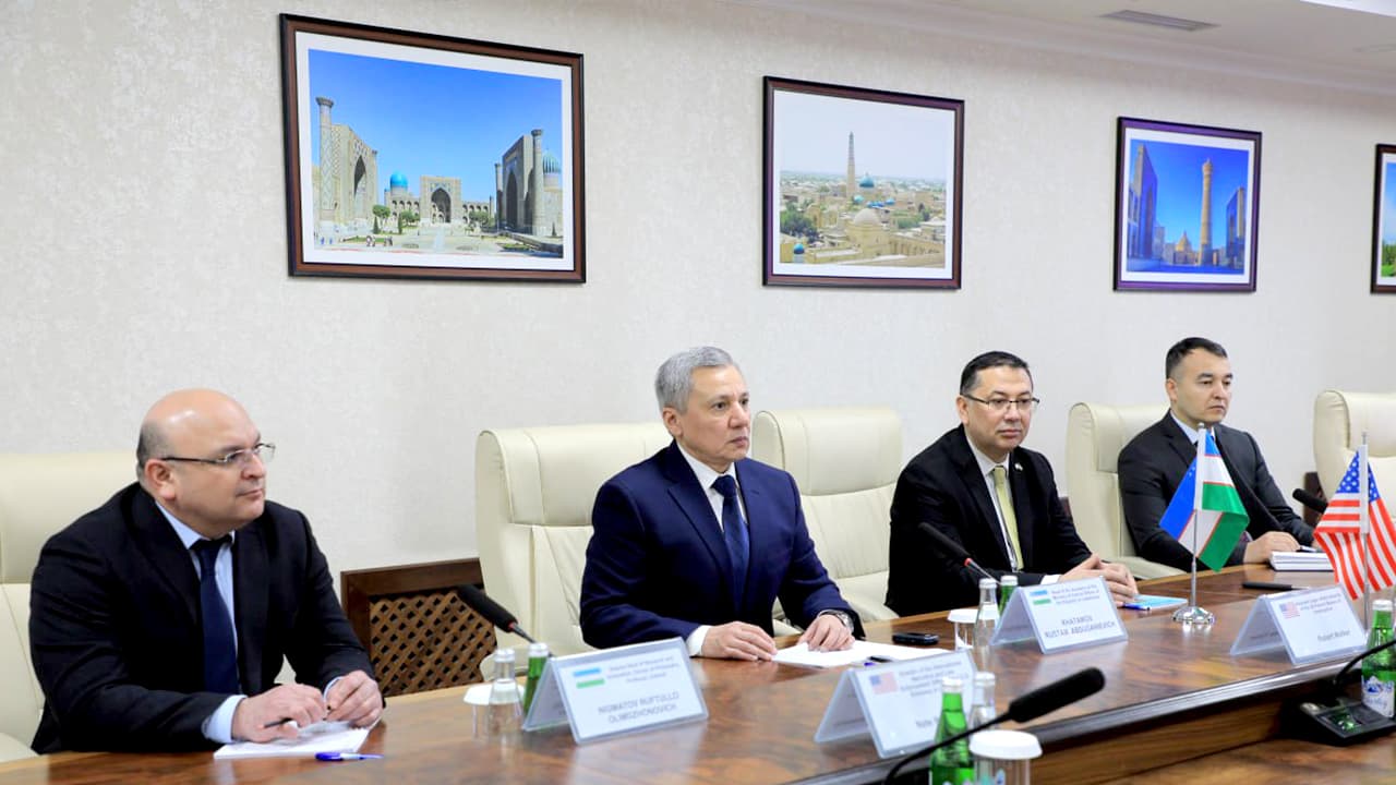 AQSH Federal tergov byurosi vakili Robert Uolker mamlakatimizga safari chogʻida Ichki ishlar vazirligi Akademiyasida boʻldi