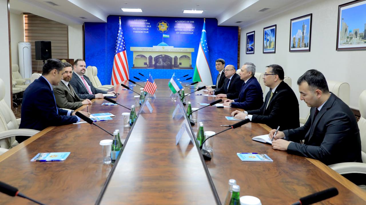 AQSH Federal tergov byurosi vakili Robert Uolker mamlakatimizga safari chogʻida Ichki ishlar vazirligi Akademiyasida boʻldi