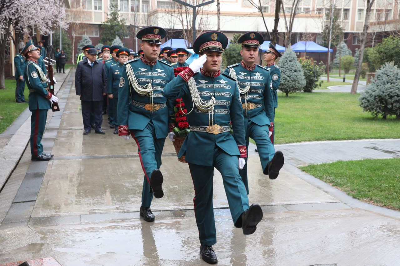 В ГУВД города Ташкента состоялось открытие мемориального комплекса Хосилбеку Эшназарову, героически погибшему при исполнении служебного долга