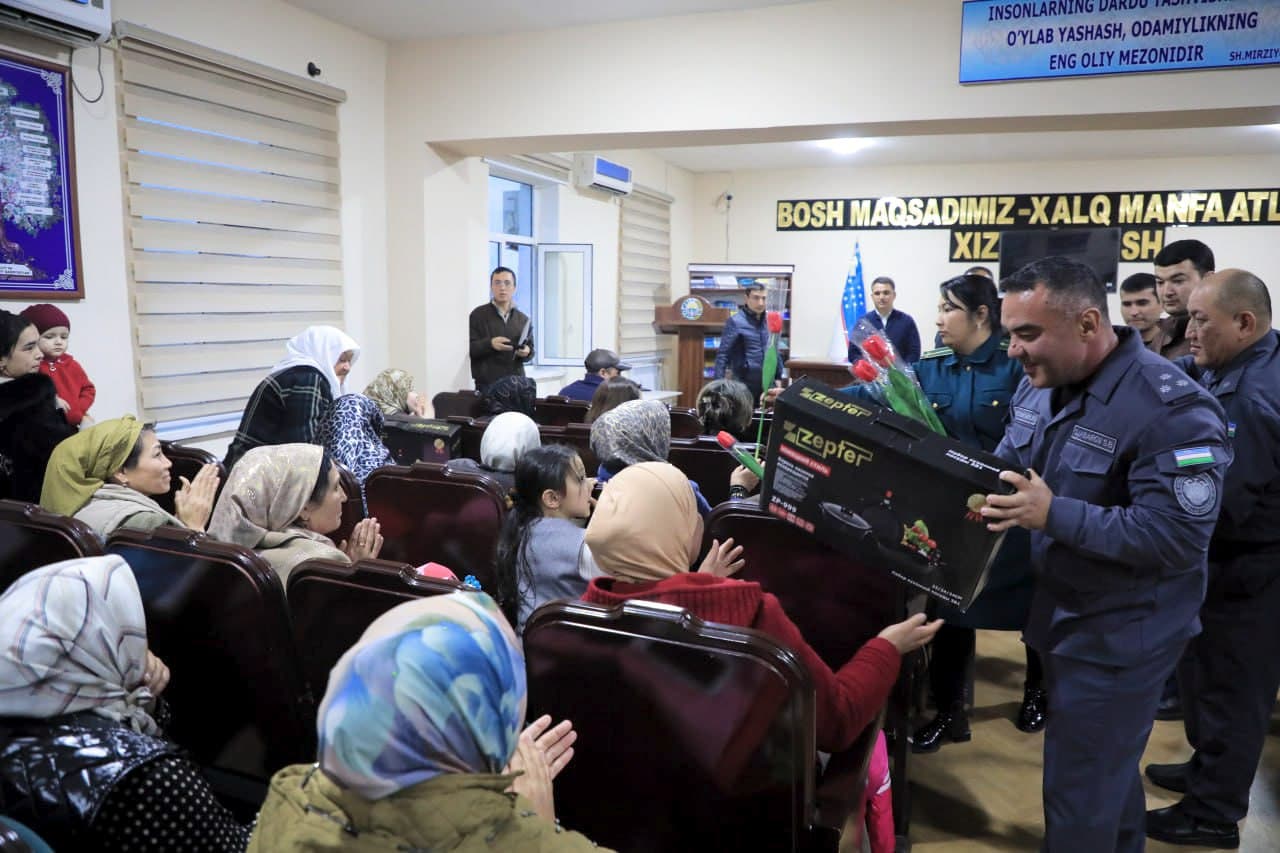 Избоскан туманида хизматда намуна кўрсатаётган ходимлар Андижон вилояти ИИБ бошлиғи томонидан рағбатлантирилди