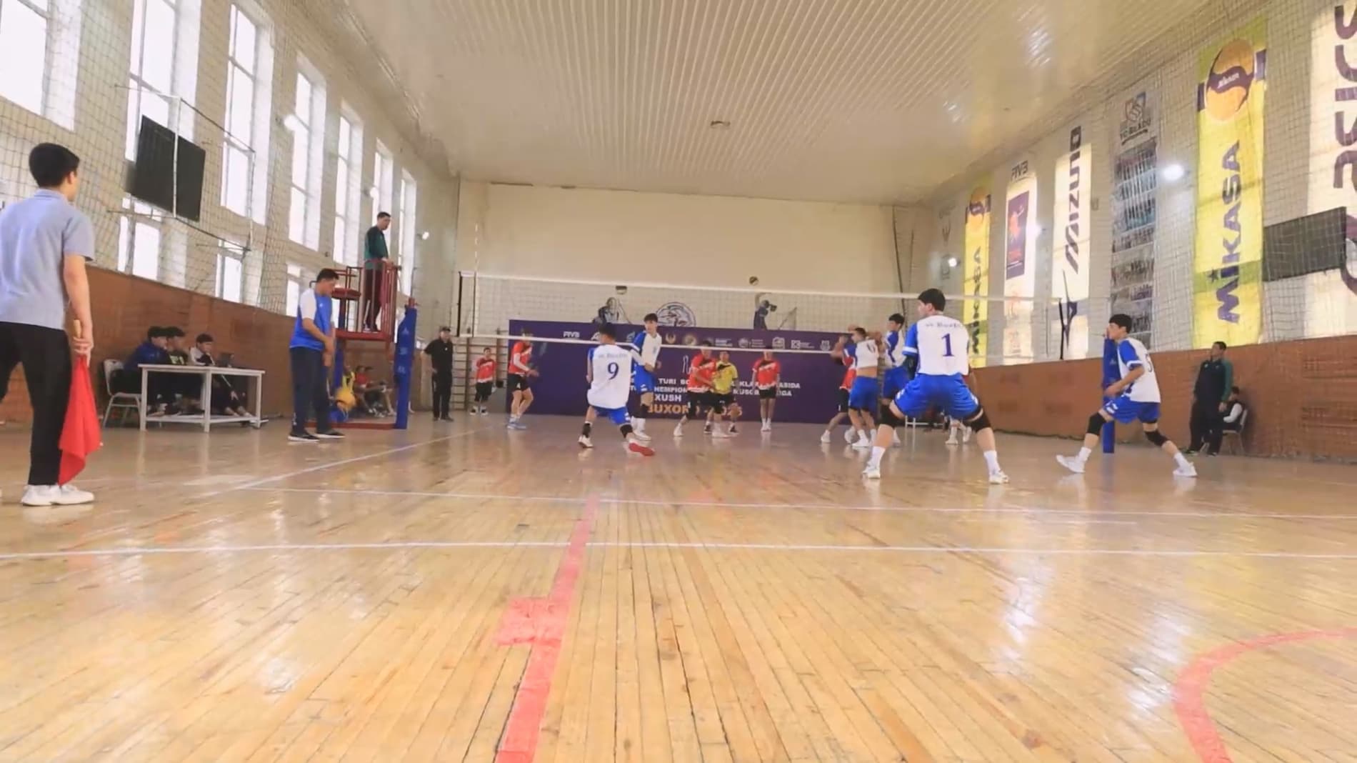 Продолжаются захватывающие матчи чемпионата Узбекистана по волейболу среди мужчин