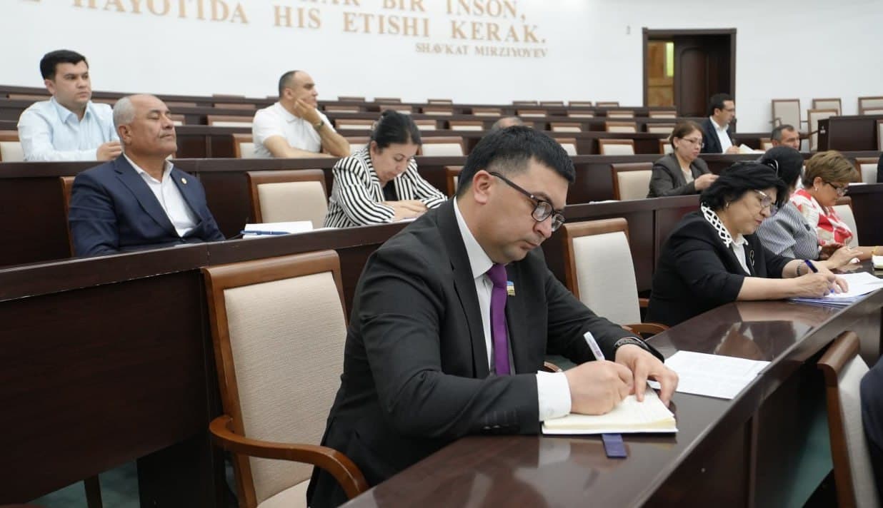 Xalq deputatlari Navoiy viloyat Kengashining 27-sessiyasida viloyat IIB boshligʻining hisoboti eshitildi