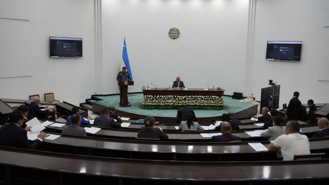 Xalq deputatlari Navoiy viloyat Kengashining 27-sessiyasida viloyat IIB boshligʻining hisoboti eshitildi