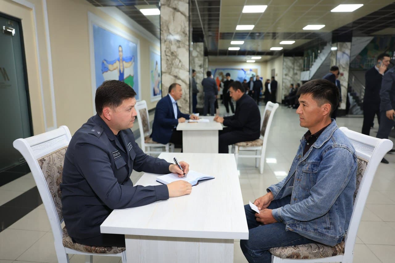 Ichki ishlar vazirligi hamda uning hududiy boʻlinmalari tomonidan tashkil etilgan sayyor qabullar davomida fuqarolarning murojaatlari batafsil oʻrganilib, mavjud muammolarni tizimli bartaraf etishga qaratilgan aniq vazifalar belgilanmoqda