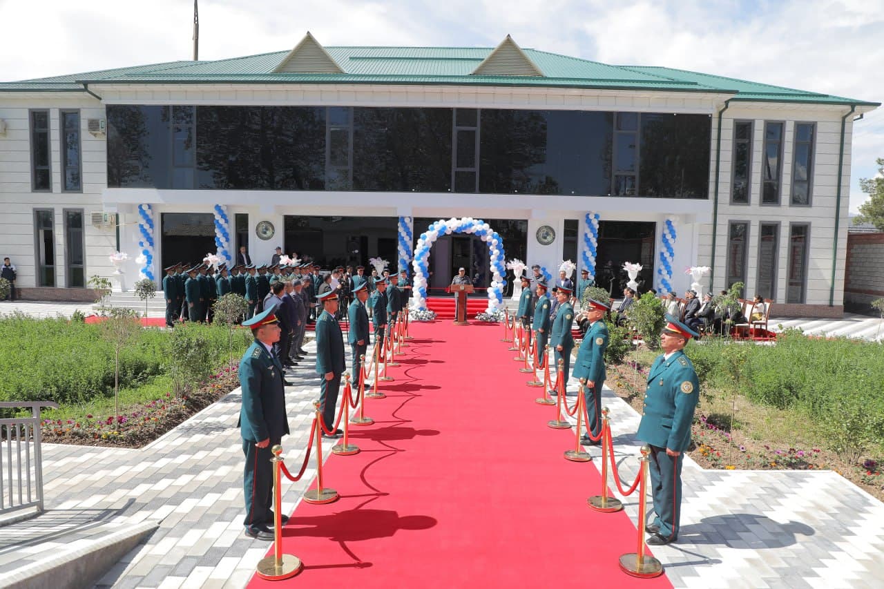 Yurtimizning uzoq tumanlarida xavfsizlikni taʼminlash hamda aholiga xizmat koʻrsatishni yaxshilash maqsadida Sariosiyo tumani Ichki ishlar boʻlimining yangi zamonaviy binosi foydalanishga topshirildi