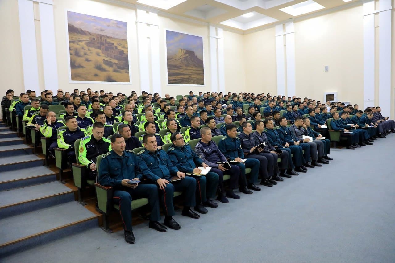 Руководством МВД проведено совещание по дальнейшему совершенствованию деятельности сотрудников МВД Республики Каракалпакстан, укреплению служебной дисциплины и обеспечению безопасности граждан