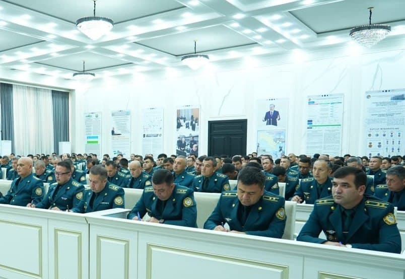 ИИВ раҳбарияти иштирокида Фарғона вилояти ИИБда хизмат интизоми масалалари бўйича йиғилиш ўтказилди