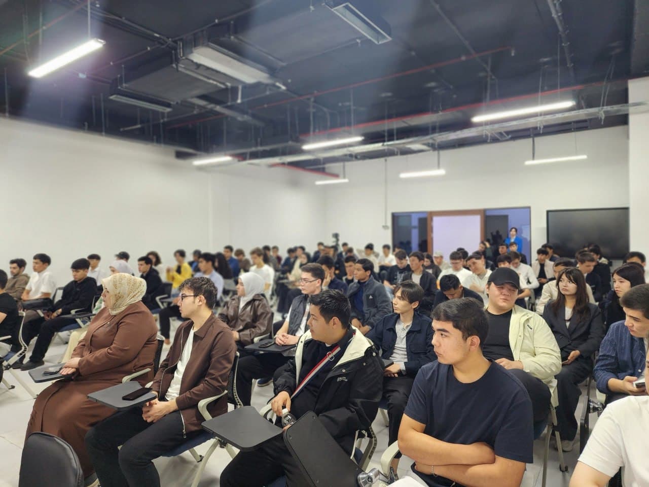 В Университете менеджмента и современных технологий (UMFT) состоялся круглый стол на актуальную тему