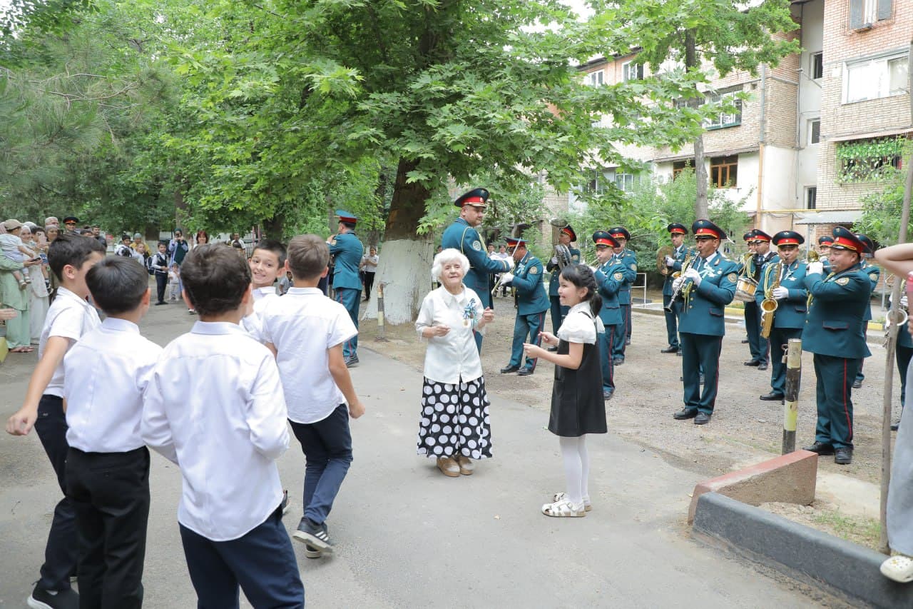В связи с 9 мая - «Днём памяти и почестей» руководство Министерства внутренних дел посетило дома ветеранов и передало им поздравления и награды от имени главы государства
