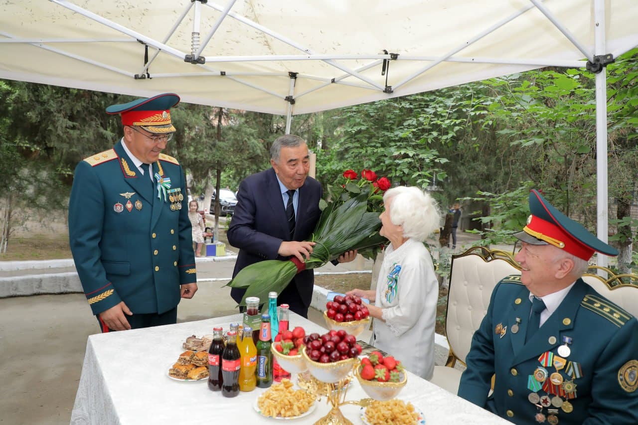 В связи с 9 мая - «Днём памяти и почестей» руководство Министерства внутренних дел посетило дома ветеранов и передало им поздравления и награды от имени главы государства