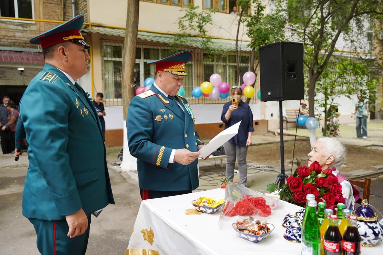 В связи с 9 мая - «Днём памяти и почестей» руководство Министерства внутренних дел посетило дома ветеранов и передало им поздравления и награды от имени главы государства