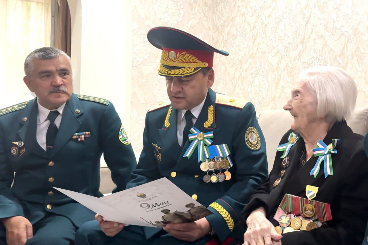 В связи с 9 мая - «Днём памяти и почестей» руководство Министерства внутренних дел посетило дома ветеранов и передало им поздравления и награды от имени главы государства