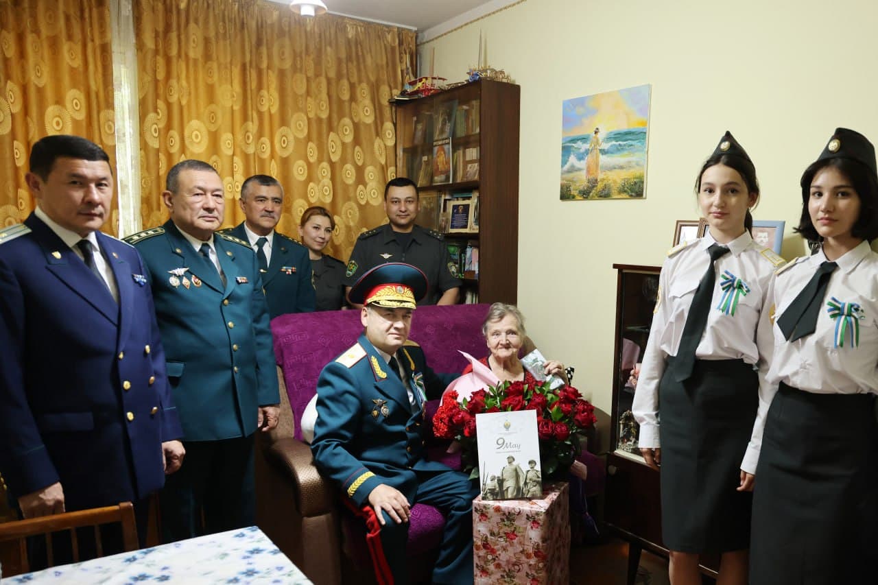 В связи с 9 мая - «Днём памяти и почестей» руководство Министерства внутренних дел посетило дома ветеранов и передало им поздравления и награды от имени главы государства