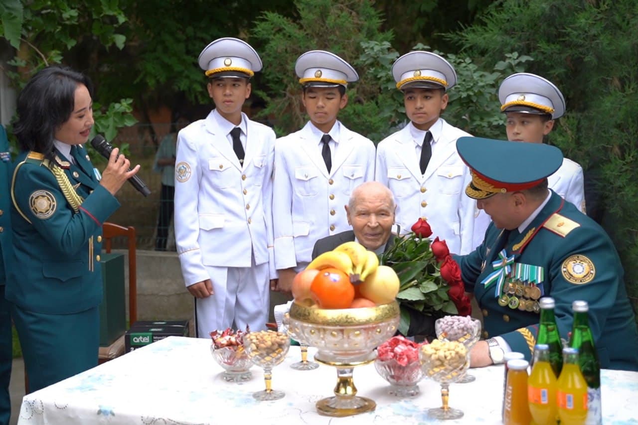В связи с 9 мая - «Днём памяти и почестей» руководство Министерства внутренних дел посетило дома ветеранов и передало им поздравления и награды от имени главы государства