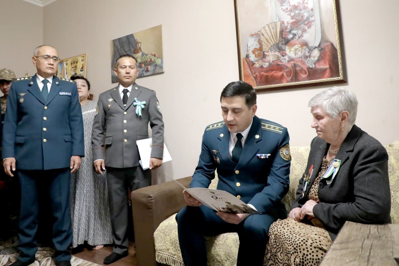 В связи с 9 мая - «Днём памяти и почестей» руководство Министерства внутренних дел посетило дома ветеранов и передало им поздравления и награды от имени главы государства