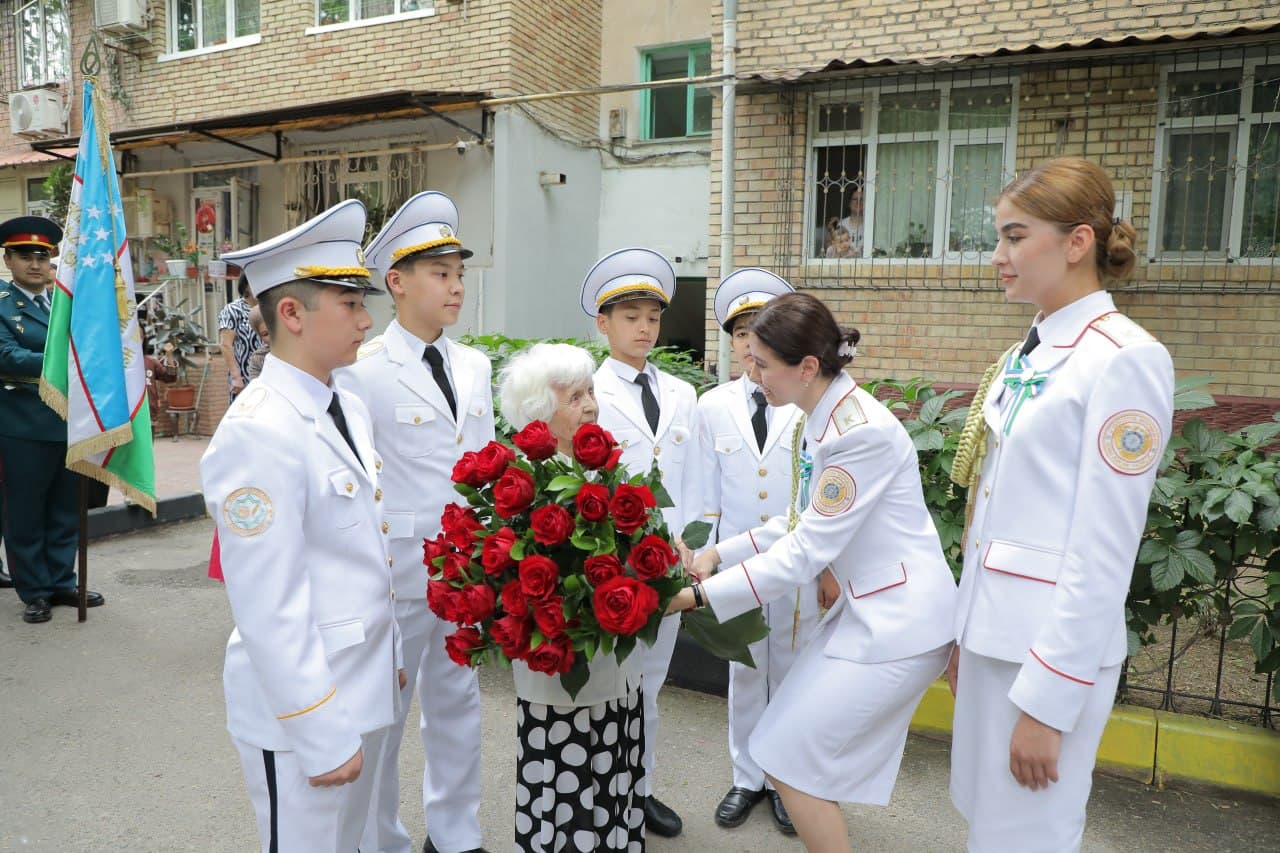 В связи с 9 мая - «Днём памяти и почестей» руководство Министерства внутренних дел посетило дома ветеранов и передало им поздравления и награды от имени главы государства