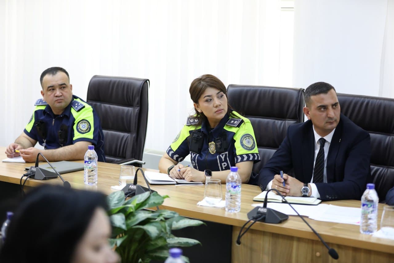 Yoʻllarda bolalar xavfsizligini taʼminlash maqsadida amalga oshirilayotgan ishlar hamda yoʻl qoʻyilayotgan kamchiliklarga bagʻishlangan tanqidiy yigʻilishi oʻtkazildi