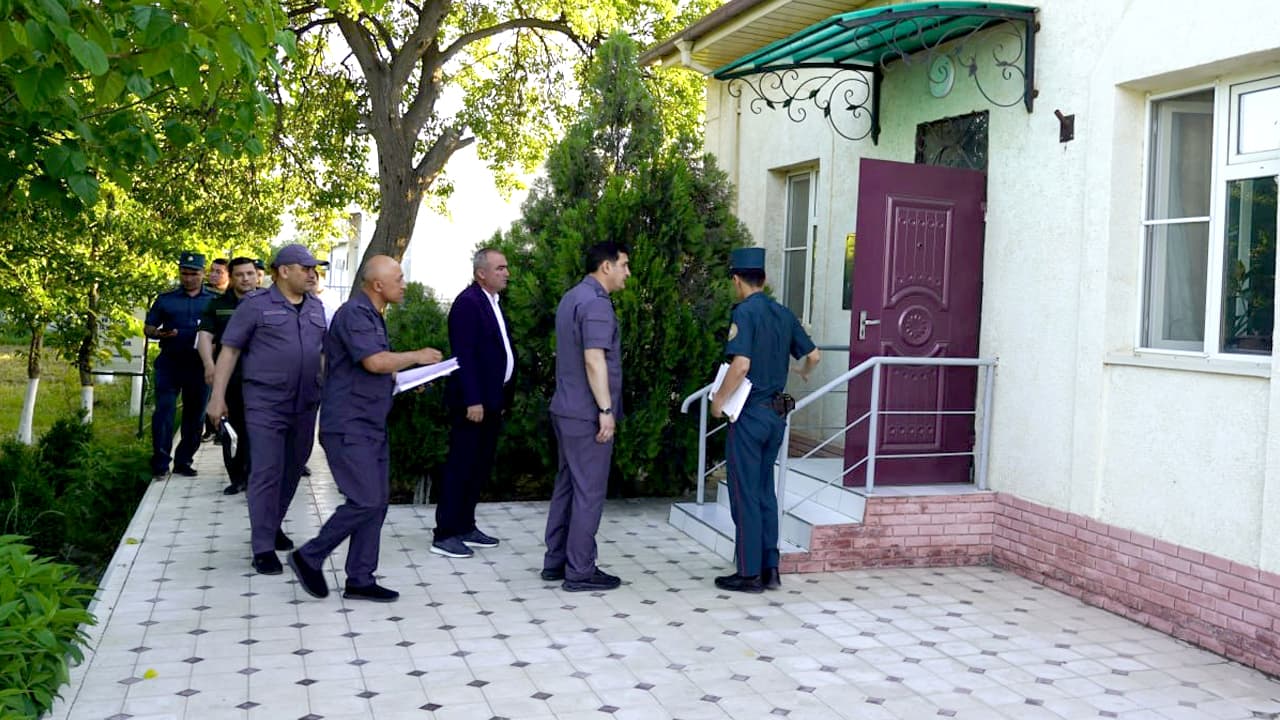 Navoiy viloyatida jinoyatchilikni jilovlash, mahalla yettiligi faoliyati va xodimlarning ijtimoiy himoyasi masalalari tumanlar kesimida tahlil qilinmoqda