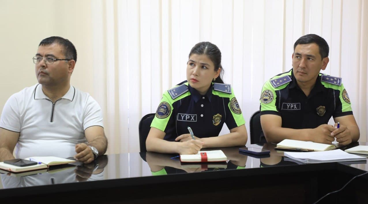 Yoʻllarda bolalar xavfsizligini taʼminlash maqsadida amalga oshirilayotgan ishlar hamda yoʻl qoʻyilayotgan kamchiliklarga bagʻishlangan tanqidiy yigʻilishi oʻtkazildi