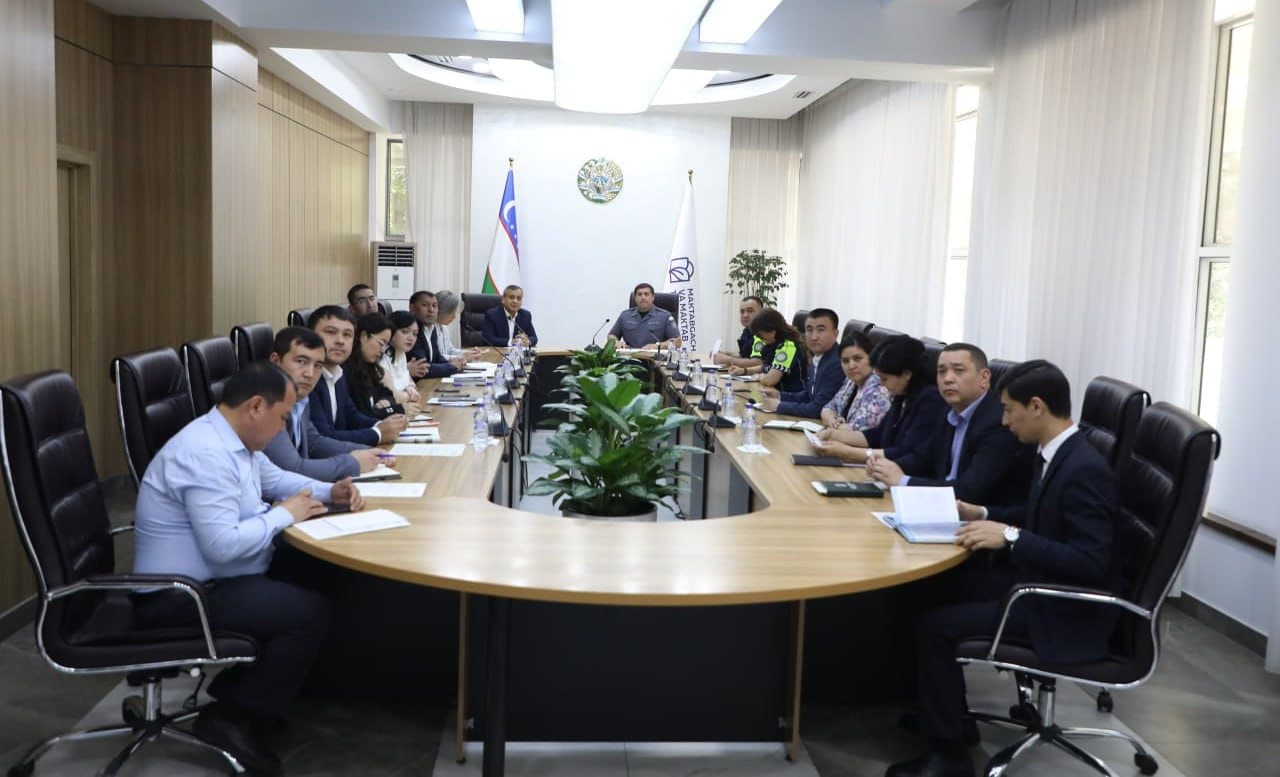 Yoʻllarda bolalar xavfsizligini taʼminlash maqsadida amalga oshirilayotgan ishlar hamda yoʻl qoʻyilayotgan kamchiliklarga bagʻishlangan tanqidiy yigʻilishi oʻtkazildi