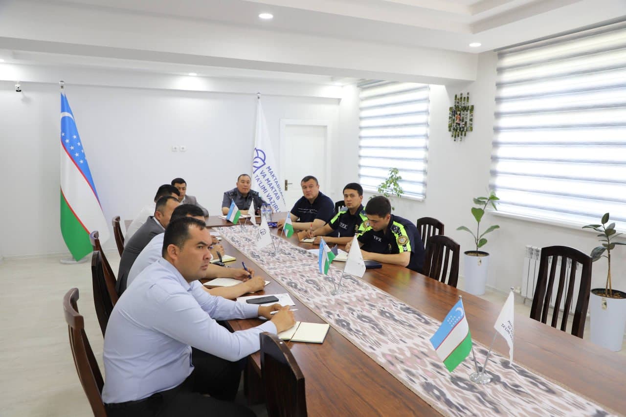 Yoʻllarda bolalar xavfsizligini taʼminlash maqsadida amalga oshirilayotgan ishlar hamda yoʻl qoʻyilayotgan kamchiliklarga bagʻishlangan tanqidiy yigʻilishi oʻtkazildi
